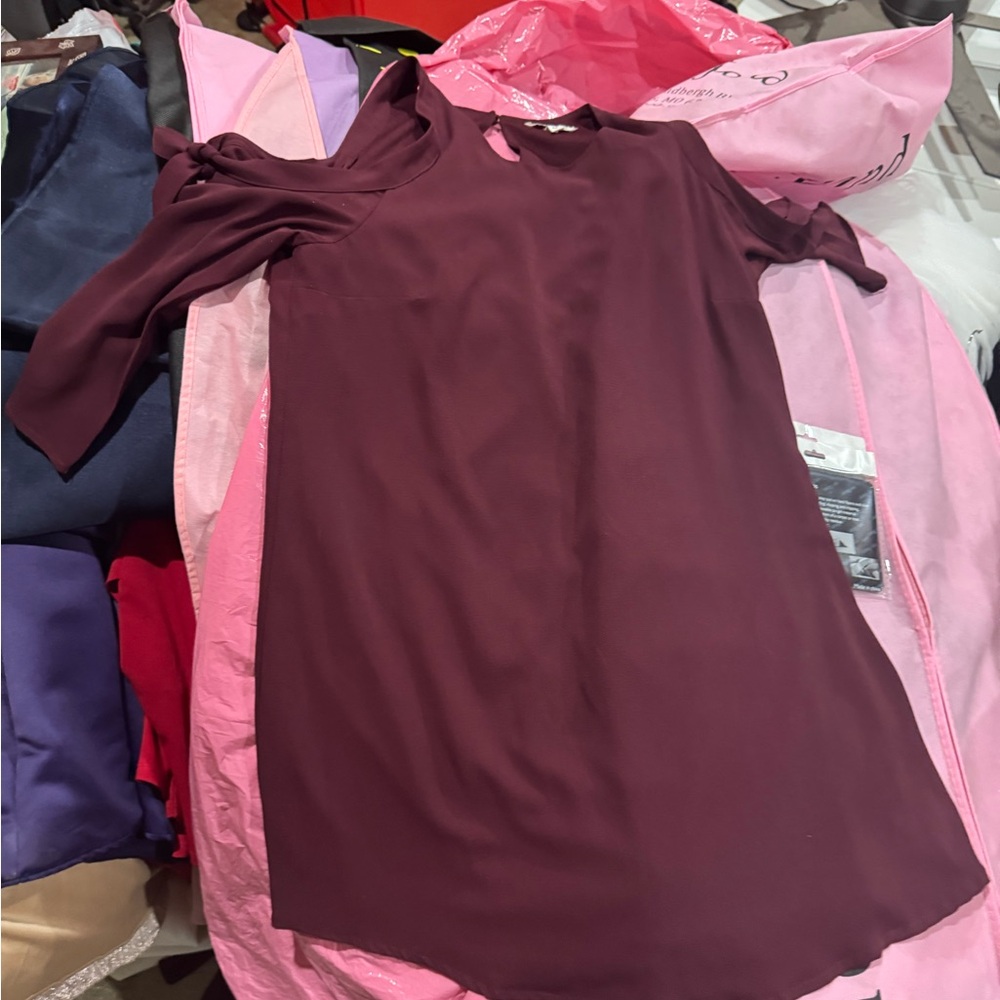 Speechless Long Sleeve Cold-Shoulder Shift Dress in Burgundy-A1